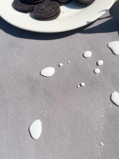 Водоотталкивающая cкатерть Темно-серый однотон 120х120 см (+ 2 салфетки 30х40) - фото 7