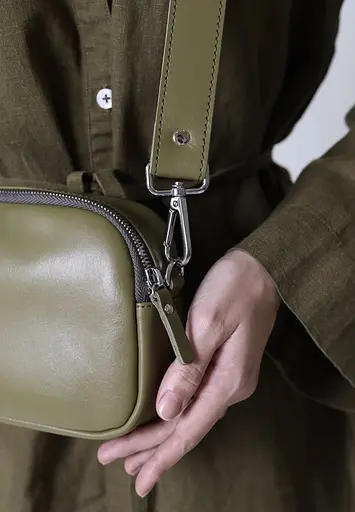 Женская кожаная сумка поясная/кроссбоди Holly оливковая - фото 6