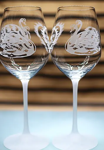 Набір винних келихів 480 мл з гравіюванням Лебеді весільні фужери подарунок на річницю для коханих - фото 3