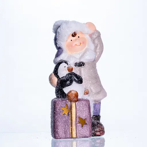 Новорічна фігурка з підсвіткою Дівчинка з пінгвіном із порцеляни 9×10×19 см Yiwu CR-5-6 - фото 2