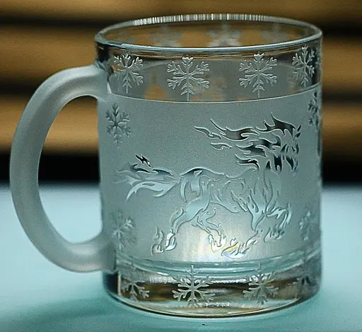 Подарункова чашка для чаю води кави 320 мл з гравіюванням символу року 2026 Кінь - фото 1