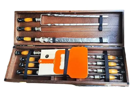Набор шампуров с деревянными ручками 11 предметов в деревянном коричневом кейсе. - фото 1