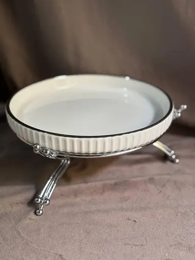 Керамическое блюдо 1570G с рельефом на серебристой подставке 20 см - фото 3