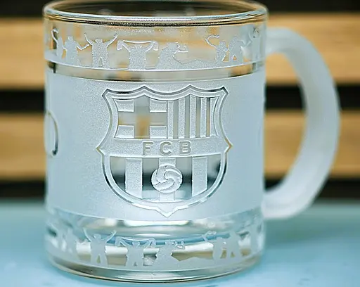 Подарункова скляна чашка для чаю та кави 320 мл з  гравіюванням лого футбольного клубаФК Барселона кругова - фото 5