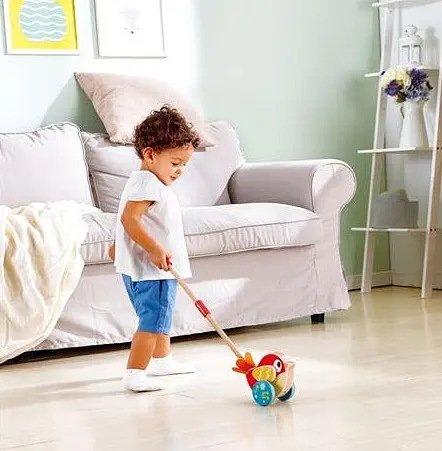 Деревянная каталка Hape E0353 Птичка с музыкой музыкальная игрушка - фото 5