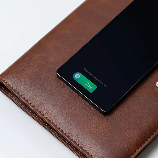 Шкіряний коричневий бізнес щоденник-органайзер з бездротовою зарядкою з вбудованим Powerbank і флешкою з ручкою в коробці із якісного картону - фото 3