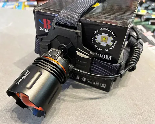 Мощный яркий аккумуляторный налобный фонарь на 3 аккумулятора на голову для рыбалки Powerbank X-Balog-8070 - фото 4