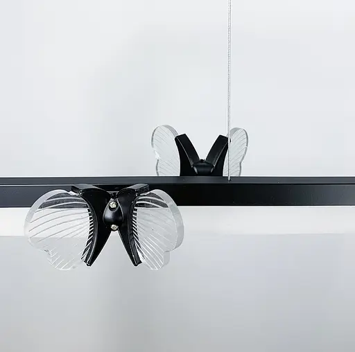 Светодиодная удлиненная люстра с бабочками в черном корпусе Line.F C 18-1000 BK - фото 1