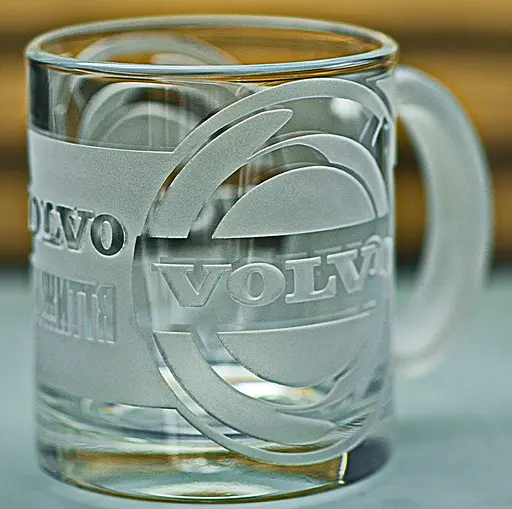 Скляна чашка Volvo 320мл з гравіюваннямж Подарунок автолюбителю кружка для чаю та кави з лого авто Вольво та легендарний слоган - фото 6