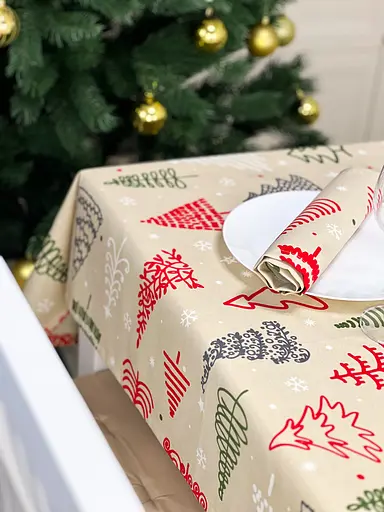 Водоотталкивающая Скатерть новогодняя с принтом Елки 220х140 см (+ 4 салфетки 30х40) Бежевый - фото 2