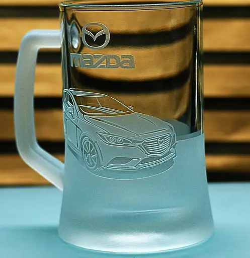 Пивний келих 660 мл з гравіюванням Mazda 3 Мазда 3 подарунок для автолюбителя  кухоль для пива з логотипом авто - фото 3