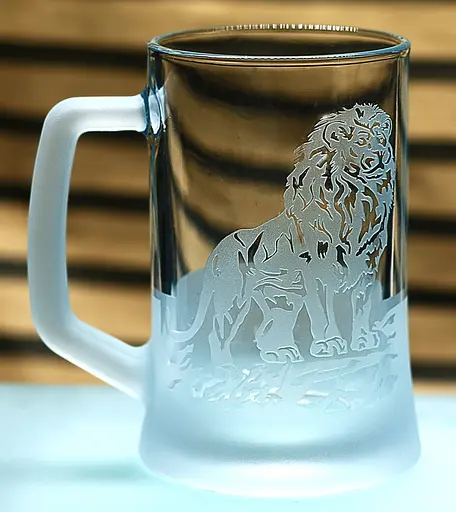 Пивний келих 660 мл з ручкою Лев  подарунок для чоловіка кухоль з гравіюванням царь звірів - фото 1
