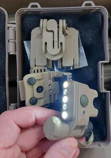 Тактический фонарик на шлем (белый и красный свет) Койот - фото 7