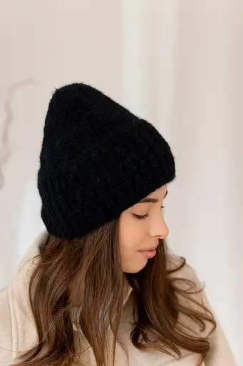 Женская зимняя шапка Лили Травка из ангоры 80% с узором и флисовой подкладкой Черный - фото 2
