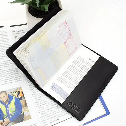 Обложка на паспорт кожаная "Герб" черная с тризубом - фото 4