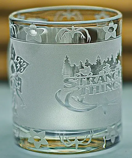 Скляна чашка 320 мл Stranger Things Дивні дива з гравіюванням Подарунок фанату серіалу  Кружка з логотипом векна демогорган - фото 2