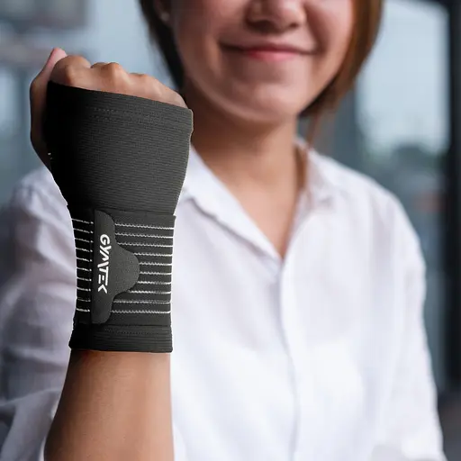 Фіксатор зап'ястя та долоні Gymtek розмір М чорний - фото 7