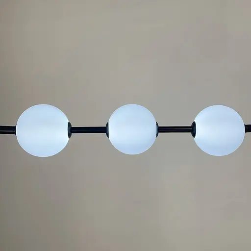 Удлиненная черная люстра с 3-мя акриловыми шариками | Ст. 910B/3 BK | Line F - фото 4