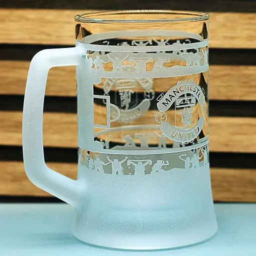 Пивний келих 660 мл ФК Манчестер Юнайтед FC Manchester United з гравіюванням подарунок для фаната   кухоль круговий - фото 2