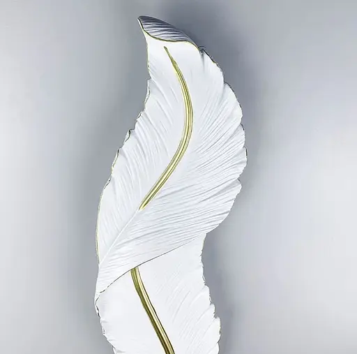 Ніжна модель настінного світильника у вигляді пірʼїни у корпусі 65х18 см Арт. AAC01/650 Line F - фото 3