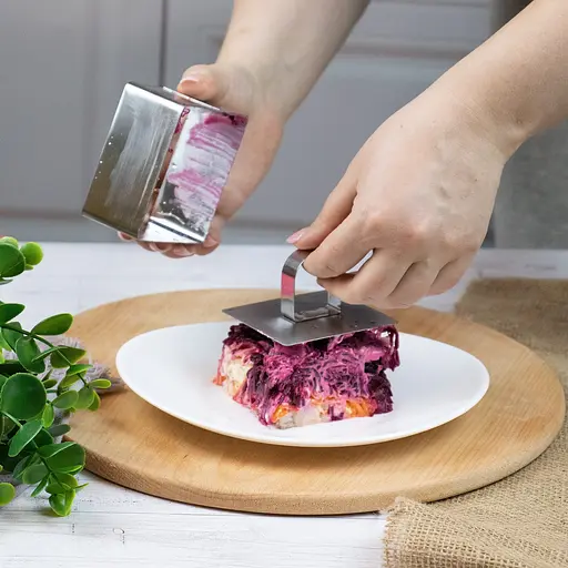 Квадратна форма з виштовхувачем для викладки/вирубки салатів та гарніру з нержавіючої сталі 8.3x8.3 см, Kitchen Master Металлик 85428 - фото 9