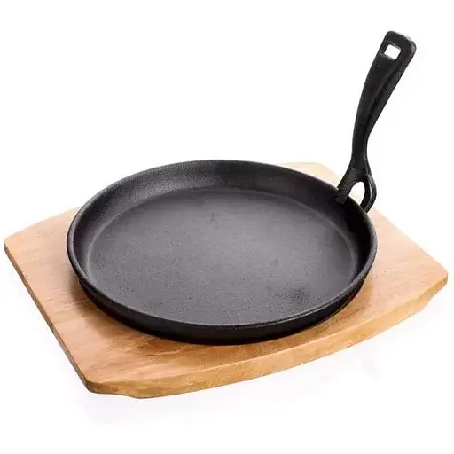 Чавунна сковорода на дерев'яній дошці 22cm Gra