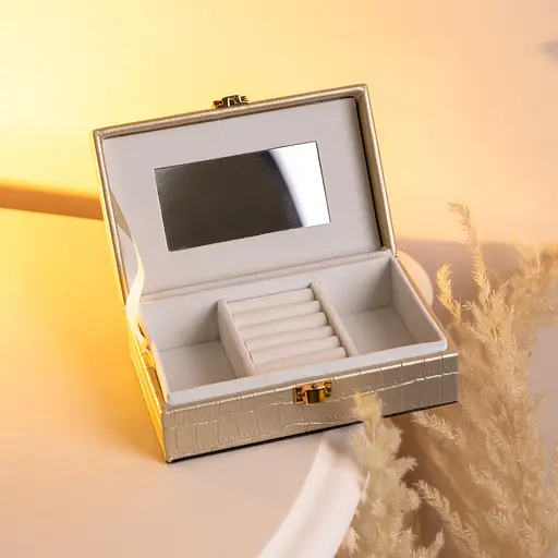 Скринька для прикрас з екошкіри 3 відділення з дзеркалом 16×10×6 см органайзер для прикрас Золотистий Yiwu HP-5-18GOLD - фото 2