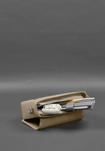 Женская кожаная сумка Mary светло-бежевая - фото 10