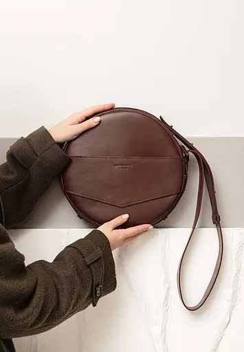 Кожаная женская круглая сумка-рюкзак Maxi бордовая - фото 8