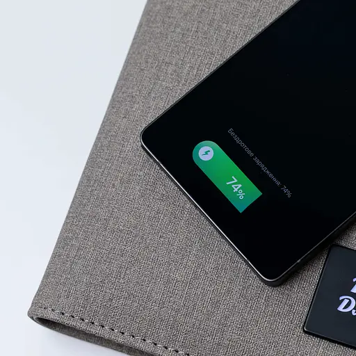 Текстильний сірій бізнес щоденник-органайзер з бездротовою зарядкою з вбудованим Powerbank і флешкою з ручкою в коробці із якісного картону - фото 6