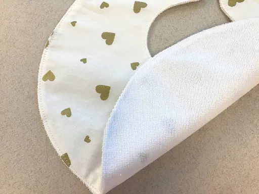 Непромокаемый слюнявчик Moontime "Сердечки" - фото 2