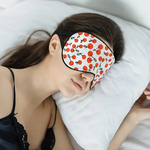 Маска для сна шелковая Чумацький Шлях с нескользящей резинкой в Подарочной упаковке Вишни (1139-02) - фото 6