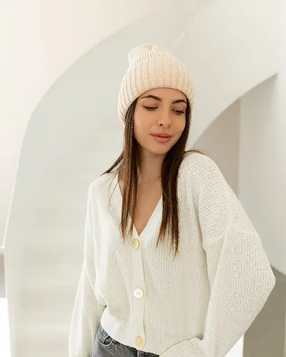 Женская вязаная шапка бини класик 20% шерсть с отворотом Светло Бежевый - фото 2