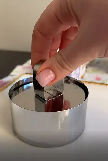 Кругла форма кулінарне кільце з виштовхувачем для викладки/вирубки мусів, салатів і гарнірів з нержавіючої сталі Ø 8 H 4 см Сріблястий 88068 - фото 6