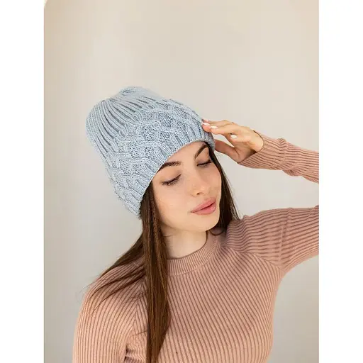 Женская зимняя шапка Виктория из шерсти 20% с узором и флисовой подкладкой Голубой - фото 1