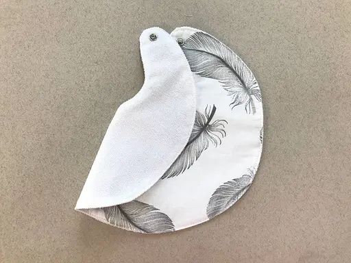 Непромокаемый слюнявчик Moontime "Перья" - фото 2