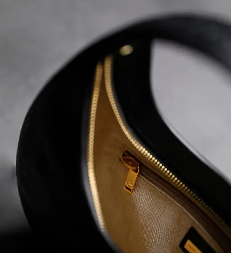 Кожаная сумка-полумесяц Time Resistance 28х15х6.5 см sum0028633 - фото 8