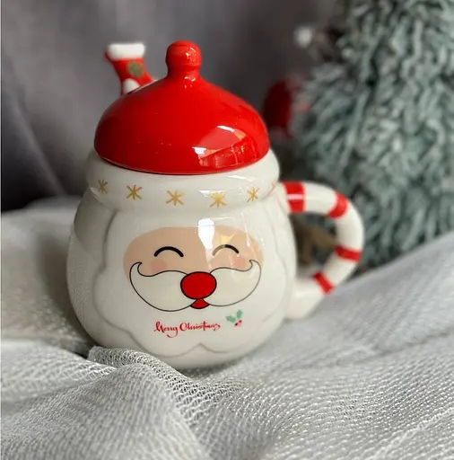 Новогодняя кружка Olens 102-1062 Кенди-Санта с крышкой и ложкой керамика 400 мл Красная - фото 2