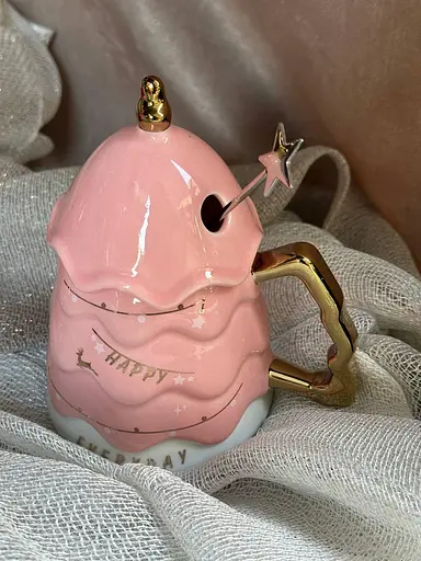 Керамічна чашка Різдвяна ялинка з кришкою та паличкою для розмішування 460 мл Рожевий - фото 4