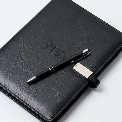 Шкіряний чорний бізнес щоденник-органайзер з бездротовою зарядкою з вбудованим Powerbank і флешкою з ручкою в коробці із якісного картону - фото 2