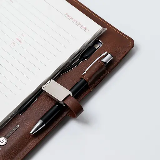 Шкіряний коричневий бізнес щоденник-органайзер з бездротовою зарядкою з вбудованим Powerbank і флешкою з ручкою в коробці із якісного картону - фото 7