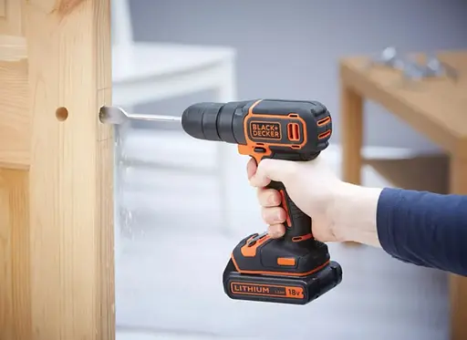 Аккумуляторная дрель-шуруповерт Black+Decker с АКБ и ЗП BDCD18 - фото 2