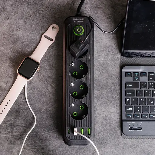 Мережевий фільтр-подовжувач Yiwu HP-5-14 EURO 1085U 5 м 4 розетки 3 USB чорний  - фото 2