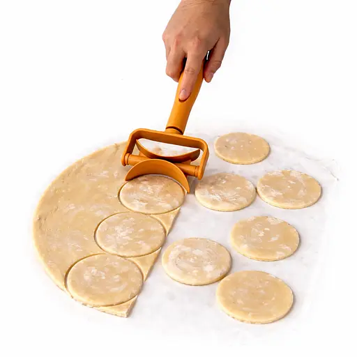 Ролик кулінарний ніж для вирізання з тіста кіл для вареників, пельменів, печива 17.5 см Помаранчевий 88293 - фото 4