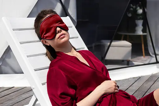 Маска для сна шелк «Чумацький Шлях» 3.1 с антискользящей резинкой в Подарочной упаковке Красная (1163-02) - фото 8