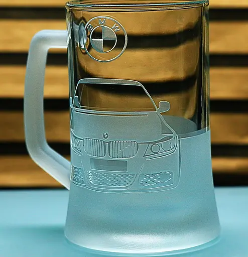 Пивний келих 660 мл з гравіюванням БМВ BMW седан подарунок для автолюбителя  кухоль для пива з логотипом авто - фото 3