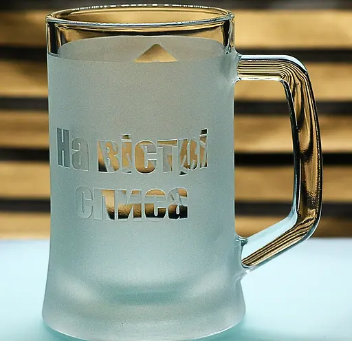 Подарунковий келих для пива з ручкою 660 мл з гравіюванням лого шеврона 5 окрема штурмова бригада - фото 4