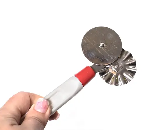 Багатофункціональний з'єднувальний ніж 2 в 1 для піци та тіста з роликом та пластиковою ручкою, Kitchette 82176 - фото 2