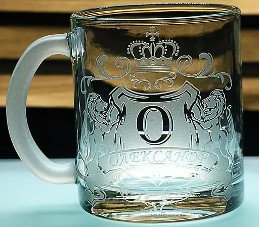 Іменна скляна чашка 320 мл Олександр з гравіюванням  кружка з гербом короною та левами - фото 1