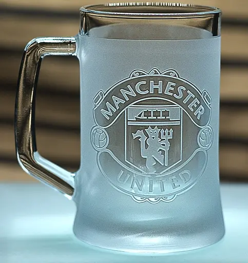 Пивний келих 660 мл ФК Манчестер Юнайтед FC Manchester United з гравіюванням подарунок для фаната ФК  футбольний кухоль - фото 1